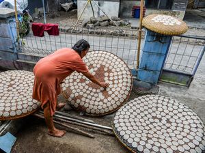 Cuaca Buruk Bikin Produksi Opak Sumedang Menurun Cuaca Buruk Bikin Produksi Opak Sumedang Menurun