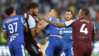 Situasi lalu memanas, melibatkan sejumlah pemain kedua tim terutama Tyrone Mings yang kini mengonfrontasi Greenwood. Foto: Getty Images/Neal Simpson/Allstar