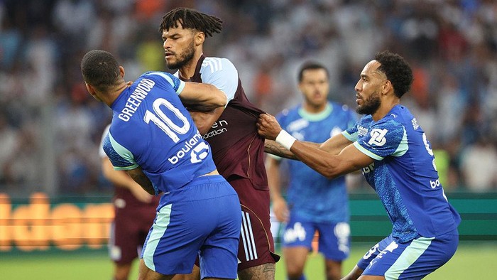 Ribut-ribut Marseille Vs Aston Villa Mason Greenwood of Olympique de Marseille, Tyrone Mings of Aston Villa and Pierre-Emerick Aubameyang of Olympique de Marseille react during the Pre-Season Friendly match between Olympique de Marseille and Aston Villa at Orange Stade Velodrome on August 9, 2025 in Marseille, France. (Photo by Neal Simpson/Sportsphoto/Allstar via Getty Images)