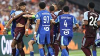 Situasi sedikit mereda setelah para pemain yang terlibat dilerai. Foto: Getty Images/Neal Simpson/Allstar