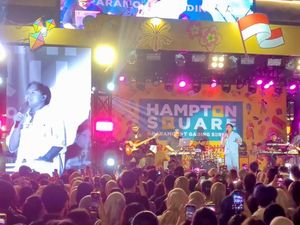 Rizky Febian Manggung Membaur dengan Fans di Gading Serpong Rizky Febian Manggung Membaur dengan Fans di Gading Serpong