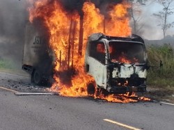 Mobil Ekspedisi Ludes Terbakar di Negeri Laskar Pelangi