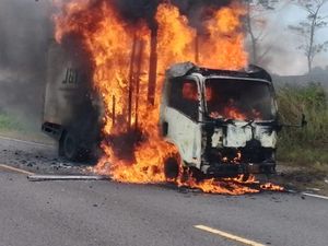 Mobil Ekspedisi Ludes Terbakar di Negeri Laskar Pelangi Mobil Ekspedisi Ludes Terbakar di Negeri Laskar Pelangi