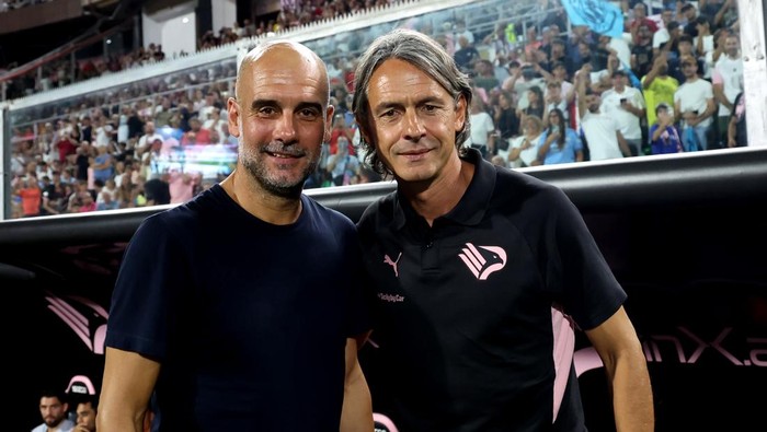 PALERMO, ITALY - AUGUST 09: Head coach of Manchester City Pep Guardiola poses with head coach of Palermo Filippo Inzaghi during Pre-Season Friendly match between Palermo FC and Machester City FC at Stadio Renzo Barbera on August 09, 2025 in Palermo, Italy.  (Photo by Maurizio Lagana/Getty Images)