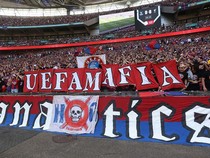 Spanduk UEFA Mafia Hiasi Community Shield