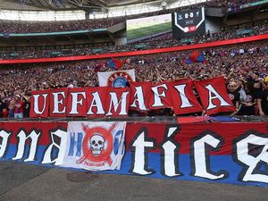 Spanduk UEFA Mafia Hiasi Community Shield Spanduk UEFA Mafia Hiasi Community Shield