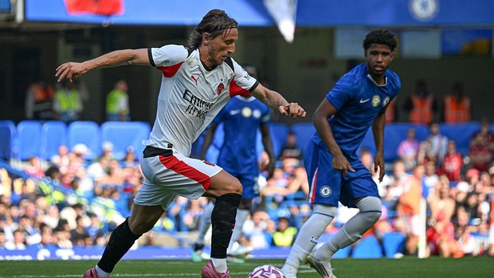 LONDON, ENGLAND - AUGUST 10: Luka Modric of Milan in action during the pre-season friendly match between Chelsea and Milan at Stamford Bridge on August 10, 2025, in London, England. (Photo by Raid Necati Aslm/Anadolu via Getty Images)