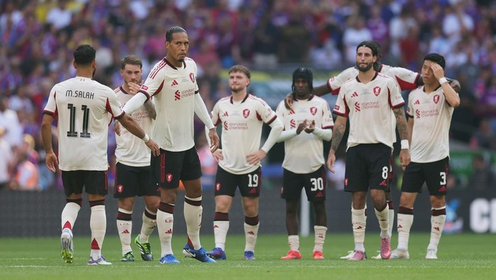 LONDON, ENGLAND - AUGUST 10: Virgil van Dijk of Liverpool high fives Mohamed Salah of Liverpool after he missed his teams first penalty during the 2025 FA Community Shield match between Crystal Palace and Liverpool at Wembley Stadium on August 10, 2025 in London, England. (Photo by Julian Finney/Getty Images)