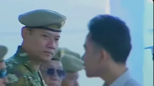 Interaksi antara AHY dan Gibran Rakabuming.