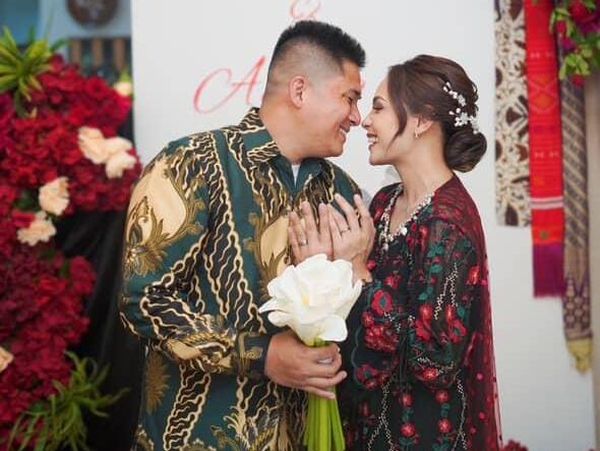 Lamaran Sederhana Angie Ang dengan Tentara Agung Afrida