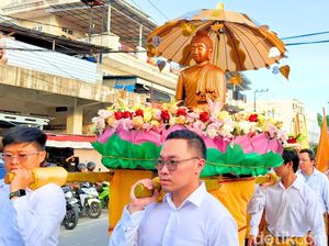 Arak-arakan Antar Buddha Rupang ke Vihara Baru di Tarakan