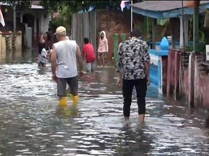 Permukiman Warga di Bengkulu Terendam Banjir Setinggi Dada Orang Dewasa Permukiman Warga di Bengkulu Terendam Banjir Setinggi Dada Orang Dewasa