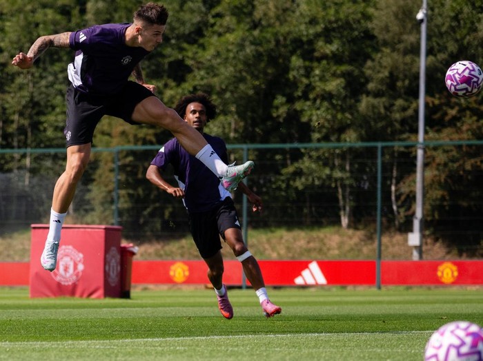 MANCHESTER, ENGLAND - AUGUST 10: (EXCLUSIVE COVERAGE) Benjamin Sesko of Manchester United in action during a first team training session at Carrington Training Ground on August 10, 2025 in Manchester, England. (Photo by Ash Donelon/Manchester United via Getty Images)