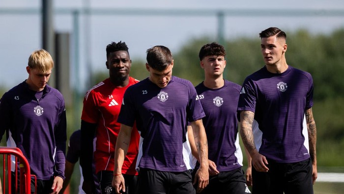 MANCHESTER, ENGLAND - AUGUST 10: (EXCLUSIVE COVERAGE) Manuel Ugarte, Benjamin Sesko of Manchester United in action during a first team training session at Carrington Training Ground on August 10, 2025 in Manchester, England. (Photo by Ash Donelon/Manchester United via Getty Images)
