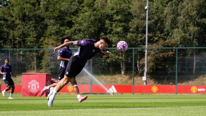 MANCHESTER, ENGLAND - AUGUST 10: (EXCLUSIVE COVERAGE) Benjamin Sesko of Manchester United in action during a first team training session at Carrington Training Ground on August 10, 2025 in Manchester, England. (Photo by Ash Donelon/Manchester United via Getty Images)