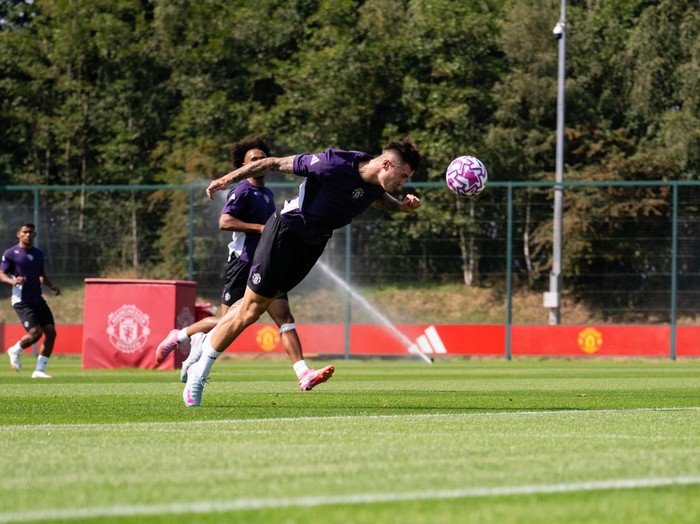 MANCHESTER, ENGLAND - AUGUST 10: (EXCLUSIVE COVERAGE) Benjamin Sesko of Manchester United in action during a first team training session at Carrington Training Ground on August 10, 2025 in Manchester, England. (Photo by Ash Donelon/Manchester United via Getty Images)