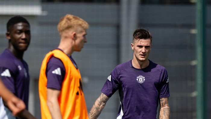 MANCHESTER, ENGLAND - AUGUST 10: (EXCLUSIVE COVERAGE) Benjamin Sesko of Manchester United in action during a first team training session at Carrington Training Ground on August 10, 2025 in Manchester, England. (Photo by Ash Donelon/Manchester United via Getty Images)