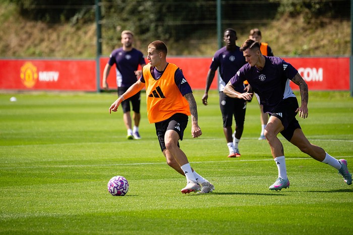 benjamin sesko,sesko,manchester united,man united,man utd,mu (EXCLUSIVE COVERAGE) Rhys Bennett, Benjamin Sesko of Manchester United in action during a first team training session at Carrington Training Ground on August 10, 2025 in Manchester, England. (Photo by Ash Donelon/Manchester United via Getty Images)