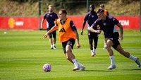 Sesko terlihat mengejar rekannya dalam sesi permainan di latihan. (Foto: Manchester United via Getty Imag/Ash Donelon)