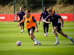 Sesko terlihat mengejar rekannya dalam sesi permainan di latihan. (Foto: Manchester United via Getty Imag/Ash Donelon)
