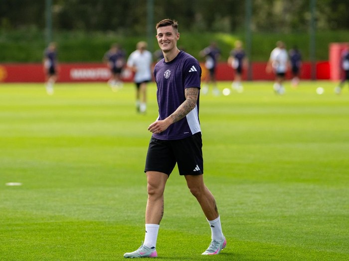 MANCHESTER, ENGLAND - AUGUST 10: (EXCLUSIVE COVERAGE) Benjamin Sesko of Manchester United in action during a first team training session at Carrington Training Ground on August 10, 2025 in Manchester, England. (Photo by Ash Donelon/Manchester United via Getty Images)