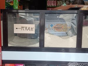 Isi Dompet Menipis, Warga Serbu Beras Murah di Warung Madura Isi Dompet Menipis, Warga Serbu Beras Murah di Warung Madura