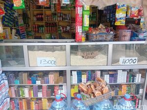 Beras Curah di Warung Madura Diburu Warga, Paling Laku yang Harga Murah Beras Curah di Warung Madura Diburu Warga, Paling Laku yang Harga Murah