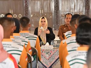 Pesan Bupati Pekalongan ke Anggota Paskibraka 2025: Hadapi dengan Senyum Pesan Bupati Pekalongan ke Anggota Paskibraka 2025: Hadapi dengan Senyum