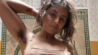 Foto: Model Dobrak Standar Kecantikan dengan Bulu Ketiak, Raup Rp 325 Juta