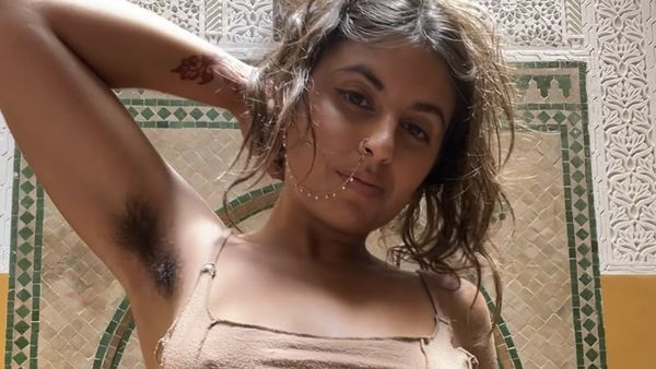 Foto: Model Dobrak Standar Kecantikan dengan Bulu Ketiak, Raup Rp 325 Juta