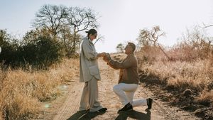 7 Foto Darma Mangkuluhur Putra Tommy Soeharto Lamar Pacar di Afrika, Romantis