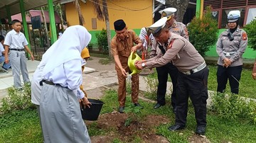 Cara Polda Riau Mensosialisasikan Green Policing Sambil Membagikan Helm kepada Siswa SMA