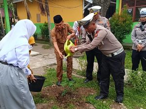 Cara Polda Riau Sosialisasi Green Policing Sambil Bagikan Helm ke Siswa SMA