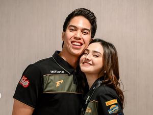 7 Foto El Rumi Tanding Tinju Didampingi Syifa Hadju Hingga Camer 7 Foto El Rumi Tanding Tinju Didampingi Syifa Hadju Hingga Camer