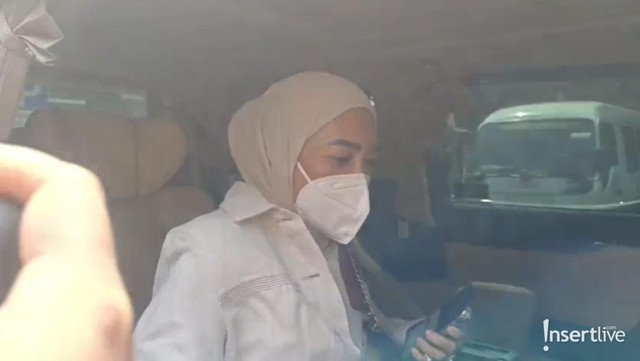 Gosip Terkini Selebriti Insertlive : Erin Langsung Ngacir usai Anak Jadi Saksi di Sidang Cerainya dengan Andre Taulany