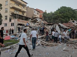 Gempa M 6,1 Runtuhkan Bangunan di Turki Barat