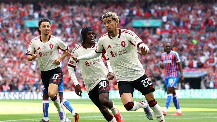 Soccer Football - FA Community Shield - Crystal Palace v Liverpool - Wembley Stadium, London, Britain - August 10, 2025 Liverpools Hugo Ekitike celebrates scoring their first goal with Jeremie Frimpong and Curtis Jones Action Images via Reuters/Matthew Childs
