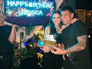 Momen Boris Bokir Bawa Kue Kejutkan Jessica Juliantiano Momen Boris Bokir Bawa Kue Kejutkan Jessica Juliantiano