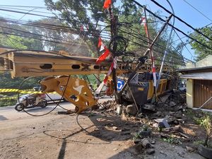 Truk Angkut Alat Berat Oleng Timpa Rumah di Semarang, 1 Orang Luka Truk Angkut Alat Berat Oleng Timpa Rumah di Semarang, 1 Orang Luka
