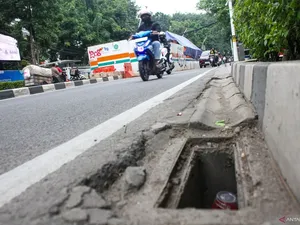 Viral 2 Remaja Curi Besi Penutup Air di Matraman Jaktim, Polisi Selidiki Viral 2 Remaja Curi Besi Penutup Air di Matraman Jaktim, Polisi Selidiki