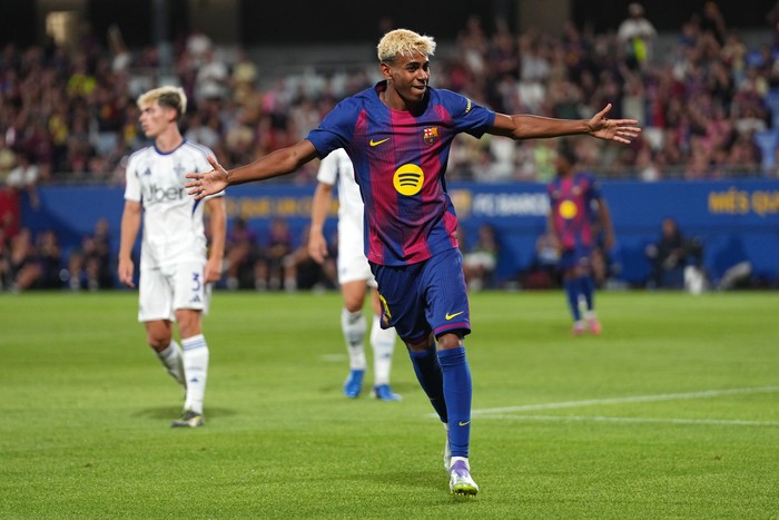 BARCELONA, SPAIN - AUGUST 10: Lamine Yamal of FC Barcelona celebrates scoring his team's fifth goal during the Joan Gamper Trophy match between FC Barcelona and Como1907 at Estadi Johan Cruyff on August 10, 2025 in Barcelona, Spain. (Photo by Alex Caparros/Getty Images)
