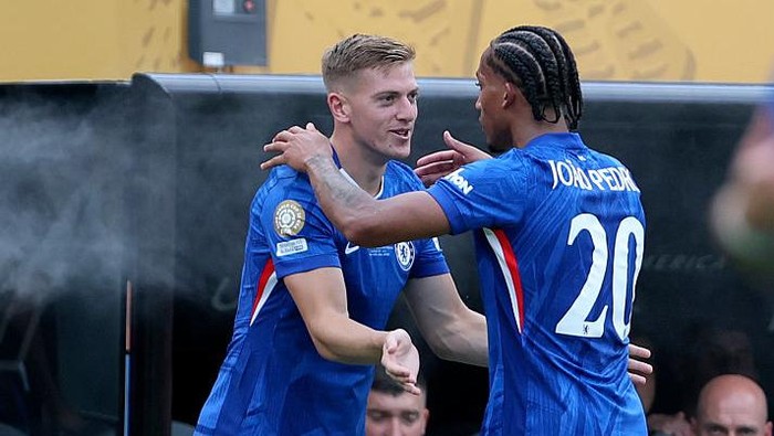 EAST RUTHERFORD, NEW JERSEY - JULY 13: Joao Pedro is substituted by Liam Delap of Chelsea during the FIFA Club World Cup 2025 final match between Chelsea FC and Paris Saint-Germain at MetLife Stadium on July 13, 2025 in East Rutherford, United States. (Photo by Richard Sellers/Sportsphoto/Allstar via Getty Images)