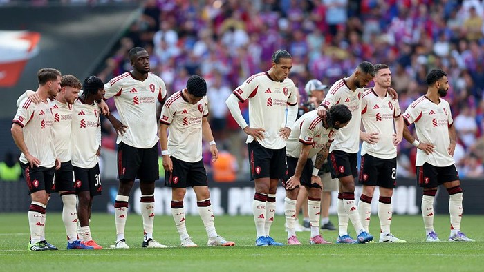 LONDON, ENGLAND - AUGUST 10: Liverpool players Alexis Mac Allister, Harvey Elliott, Jeremie Frimpong, Ibrahima Konate, Wataru Endo, Virgil van Dijk, Dominik Szoboszlai, Cody Gakpo, Andrew Robertson and Mohamed Salah look dejected while watching the penalty shoot out during the 2025 FA Community Shield match between Crystal Palace and Liverpool at Wembley Stadium on August 10, 2025 in London, England. (Photo by Nigel French/Sportsphoto/Allstar via Getty Images)