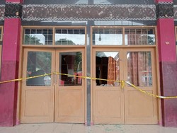 Wanita Lempari Kantor DPRD Mamasa-Kaca Pintu Pecah, Pelaku Diduga ODGJ