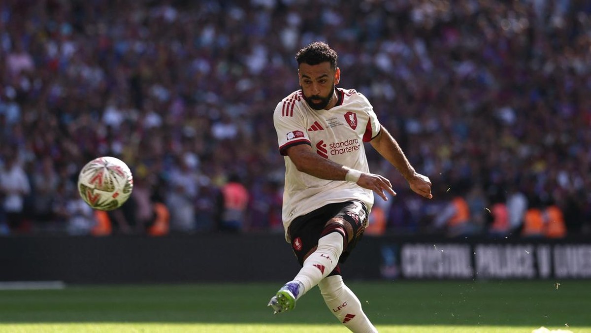 Sepakan penalti Mohamed Salah melambung di Community Shield (REUTERS/Toby Melville)