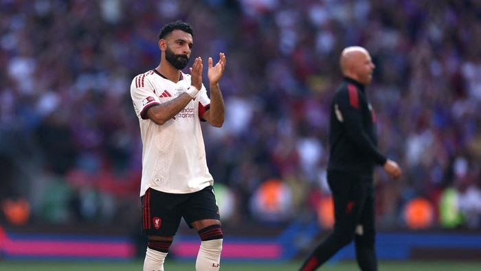 Soccer Football - FA Community Shield - Crystal Palace v Liverpool - Wembley Stadium, London, Britain - August 10, 2025 Liverpools Mohamed Salah looks dejected as he applauds fans after the match REUTERS/Toby Melville