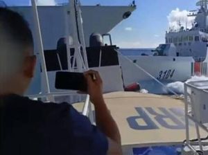 Video: Detik-detik 2 Kapal China Tabrakan Saat Kejar Kapal Filipina Video: Detik-detik 2 Kapal China Tabrakan Saat Kejar Kapal Filipina