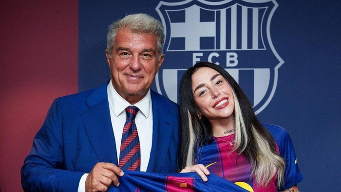 Penyanyi Argentina, Nicki Nicole, berfoto bersama presiden Barcelona, Joan Laporta, saat jadi tamu undangan laga Joan Gamper Trophy antara Barcelona vs Como 1907 di Mini Estadi Barcelona, Senin 11 Agustus 2025 dini hari WIB.