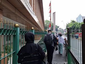 Warga Usul Pagar Stasiun Cikini Dicopot Lalu Diganti Lampu Merah Warga Usul Pagar Stasiun Cikini Dicopot Lalu Diganti Lampu Merah