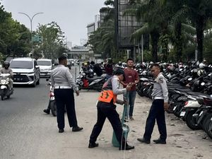 Dishub Tertibkan Parkir Motor di Samping Mal SKA Pekanbaru karena Bikin Macet! Dishub Tertibkan Parkir Motor di Samping Mal SKA Pekanbaru karena Bikin Macet!
